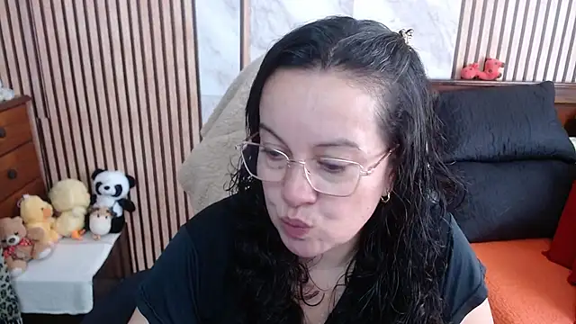 Sonialorens  online show from September 30, 2025, 3:29 pm