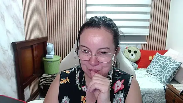 Snapshot of Sonialorens_ chatting on May 4, 2026, 10:23 pm Sonialorens online show from May 4, 2026, 10:23 pm