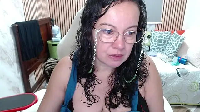 Snapshot of Sonialorens_ chatting on May 13, 2026, 2:35 pm Sonialorens online show from May 13, 2026, 2:35 pm