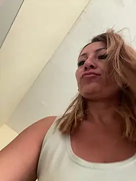 Snapshot of rikaking_ chatting on February 8, 2026, 4:37 pm rikaking online show from February 8, 2026, 4:37 pm