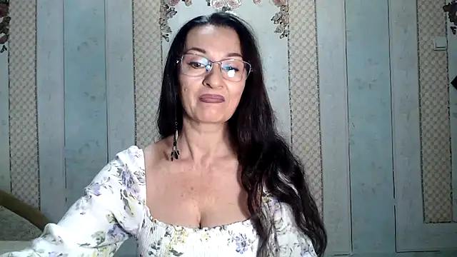 Snapshot of Antralyn chatting on November 10, 2025, 10:20 am Antralyn online show from November 10, 2025, 10:20 am