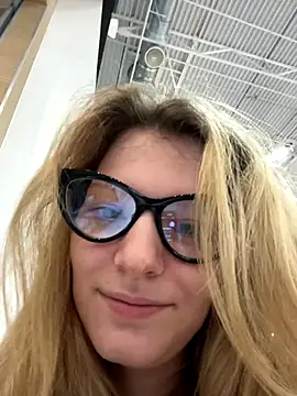 Snapshot of MaryHiggins chatting on November 6, 2025, 1:37 pm MaryHiggins online show from November 6, 2025, 1:37 pm