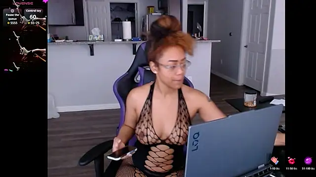 Snapshot of RylHoneyy chatting on July 9, 2026, 8:19 pm RylHoneyy online show from July 9, 2026, 8:19 pm