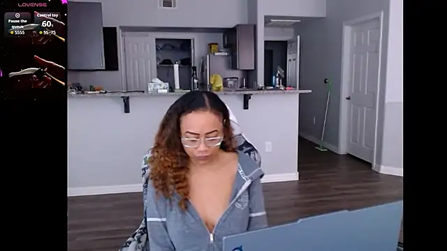 RylHoneyy online show from June 17, 2026, 7:46 pm