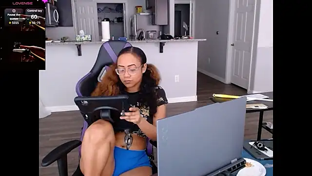 Snapshot of RylHoneyy chatting on July 19, 2026, 6:15 pm RylHoneyy online show from July 19, 2026, 6:15 pm