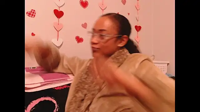 Snapshot of RylHoneyy chatting on February 15, 2026, 7:51 am RylHoneyy online show from February 15, 2026, 7:51 am