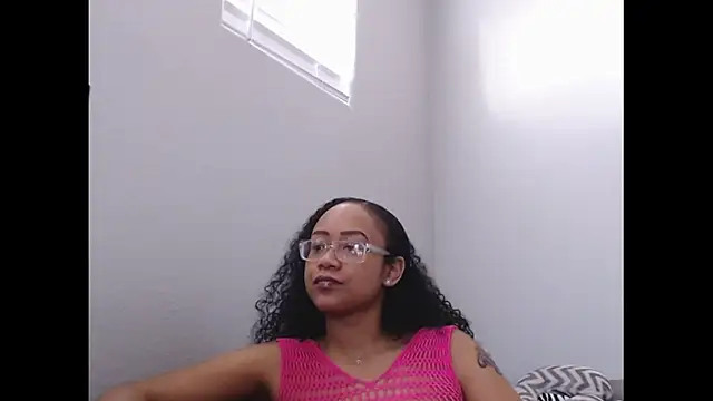 Snapshot of RylHoneyy chatting on February 17, 2026, 9:01 pm RylHoneyy online show from February 17, 2026, 9:01 pm