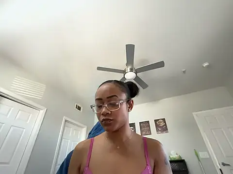 Snapshot of RylHoneyy chatting on February 5, 2026, 5:20 pm RylHoneyy online show from February 5, 2026, 5:20 pm