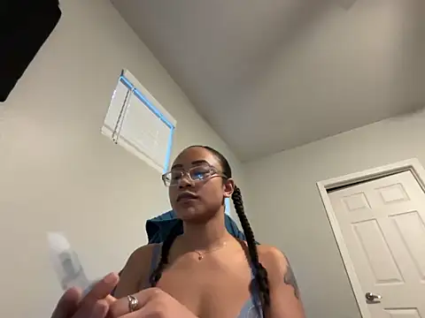 Snapshot of RylHoneyy chatting on February 11, 2026, 12:54 am RylHoneyy online show from February 11, 2026, 12:54 am