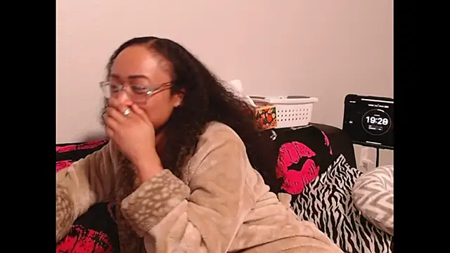 Snapshot of RylHoneyy chatting on February 20, 2026, 6:19 am RylHoneyy online show from February 20, 2026, 6:19 am