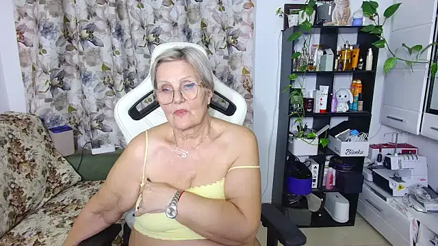 Snapshot of Selenna57 chatting on February 24, 2025, 9:41 pm Selenna57 online show from February 24, 2025, 9:41 pm