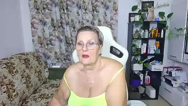 Snapshot of Selenna57 chatting on March 6, 2025, 1:48 am Selenna57 online show from March 6, 2025, 1:48 am