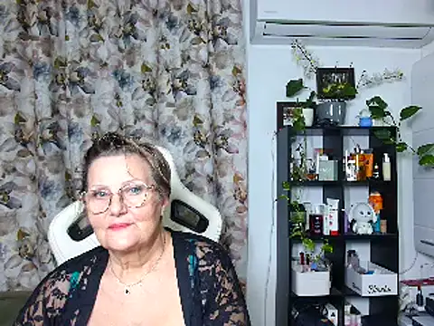 Snapshot of Selenna57 chatting on December 18, 2024, 2:10 am Selenna57 online show from December 18, 2024, 2:10 am