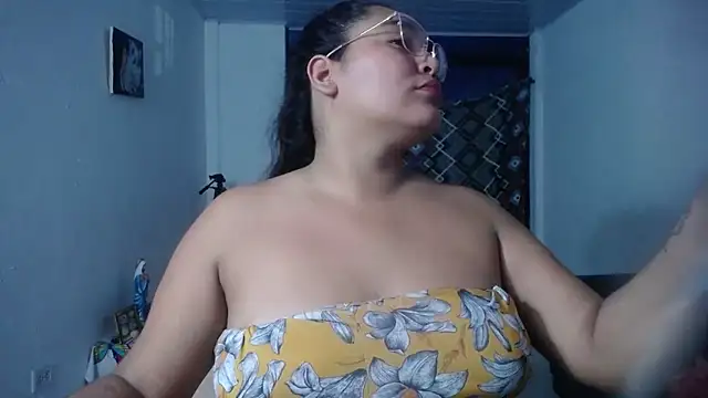 Snapshot of sirena_15 chatting on October 3, 2025, 5:20 am sirena 15 online show from October 3, 2025, 5:20 am