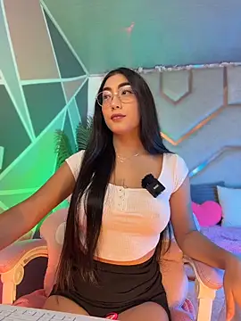 Snapshot of shanon- chatting on April 6, 2026, 7:04 pm shanon- online show from April 6, 2026, 7:04 pm