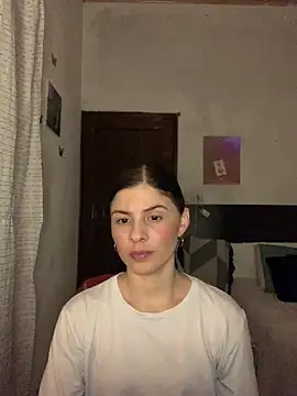 Estefani 32 online show from July 17, 2026, 3:04 am