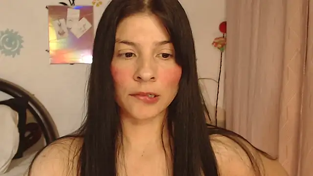 Snapshot of Estefani_32 chatting on October 7, 2025, 4:30 pm Estefani 32 online show from October 7, 2025, 4:30 pm