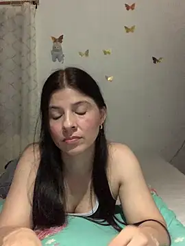 Snapshot of Estefani_32 chatting on June 4, 2026, 12:15 am Estefani 32 online show from June 4, 2026, 12:15 am