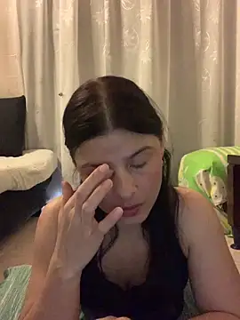 Estefani 32 online show from April 24, 2026, 2:52 pm