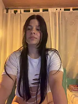Snapshot of Estefani_32 chatting on June 6, 2026, 1:33 am Estefani 32 online show from June 6, 2026, 1:33 am