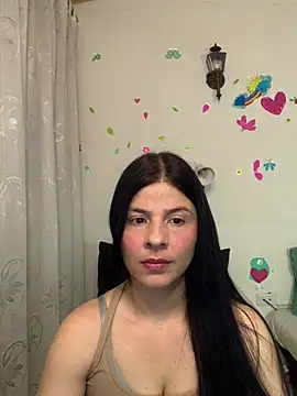Estefani 32 online show from May 4, 2026, 8:11 pm