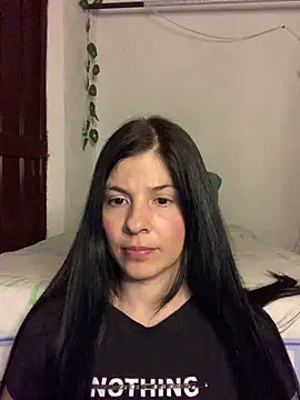 Snapshot of Estefani_32 chatting on June 18, 2026, 7:30 pm Estefani 32 online show from June 18, 2026, 7:30 pm