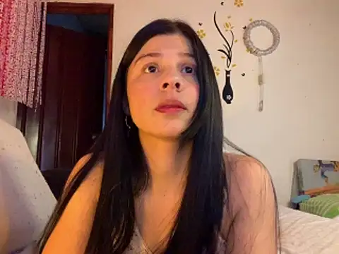 Snapshot of Estefani_32 chatting on March 15, 2026, 4:36 pm Estefani 32 online show from March 15, 2026, 4:36 pm