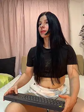 Snapshot of Estefani_32 chatting on March 4, 2026, 7:54 pm Estefani 32 online show from March 4, 2026, 7:54 pm