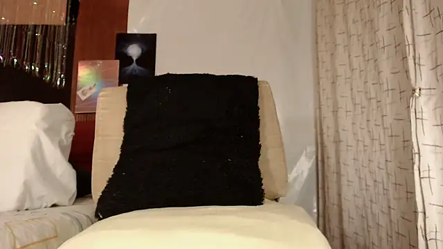 Snapshot of Estefani_32 chatting on November 11, 2025, 12:33 pm Estefani 32 online show from November 11, 2025, 12:33 pm