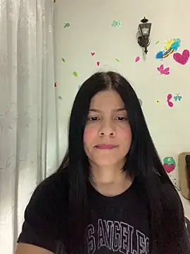 Estefani 32 online show from May 5, 2026, 3:15 pm