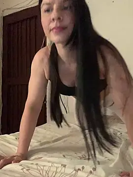 Estefani 32 online show from April 21, 2026, 4:13 pm