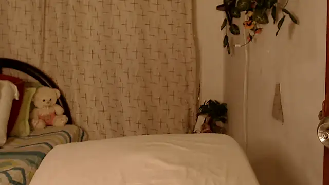 Snapshot of Estefani_32 chatting on October 26, 2025, 1:50 am Estefani 32 online show from October 26, 2025, 1:50 am