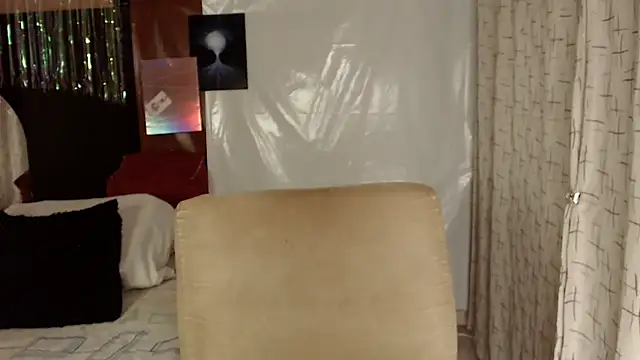 Snapshot of Estefani_32 chatting on November 10, 2025, 5:29 pm Estefani 32 online show from November 10, 2025, 5:29 pm