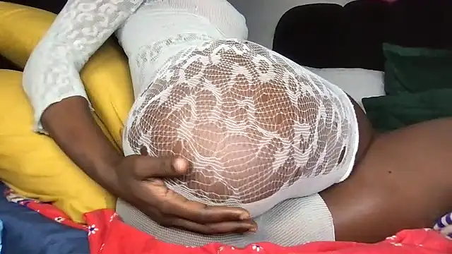 Snapshot of choco_petite chatting on June 24, 2026, 3:49 am choco petite online show from June 24, 2026, 3:49 am