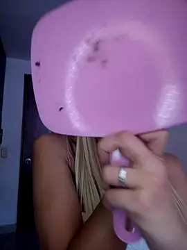 DulceLenns online show from November 2, 2025, 6:13 pm