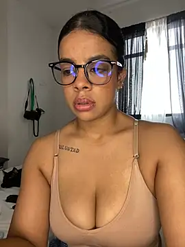 Snapshot of trianawhite chatting on March 31, 2026, 4:20 pm trianawhite online show from March 31, 2026, 4:20 pm
