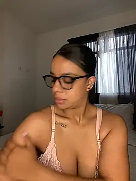Snapshot of trianawhite chatting on May 16, 2026, 4:50 pm trianawhite online show from May 16, 2026, 4:50 pm