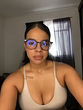 Snapshot of trianawhite chatting on April 22, 2026, 3:41 pm trianawhite online show from April 22, 2026, 3:41 pm