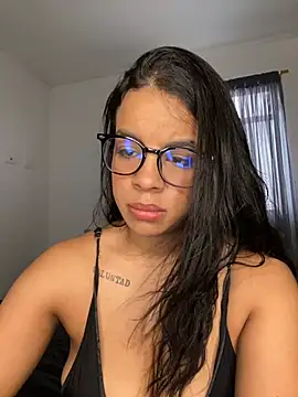 Snapshot of trianawhite chatting on April 23, 2026, 2:51 pm trianawhite online show from April 23, 2026, 2:51 pm