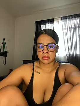 Snapshot of trianawhite chatting on March 10, 2026, 4:00 pm trianawhite online show from March 10, 2026, 4:00 pm