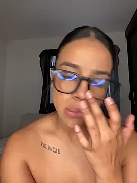 Snapshot of trianawhite chatting on December 4, 2025, 3:11 pm trianawhite online show from December 4, 2025, 3:11 pm