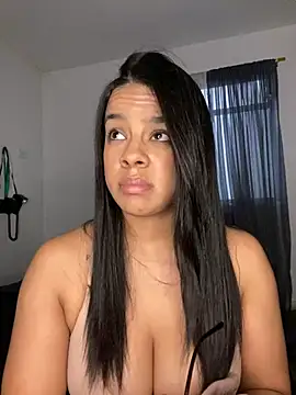Snapshot of trianawhite chatting on April 9, 2026, 9:54 pm trianawhite online show from April 9, 2026, 9:54 pm