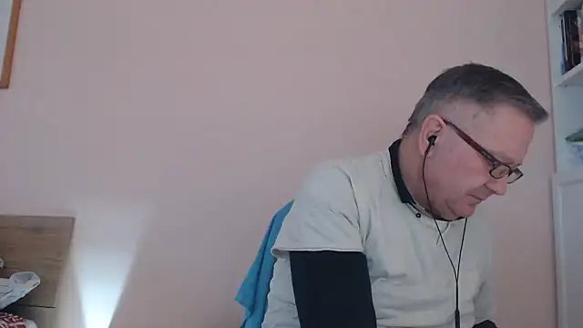 Snapshot of YOU6me chatting on November 10, 2025, 3:17 pm YOU6me online show from November 10, 2025, 3:17 pm