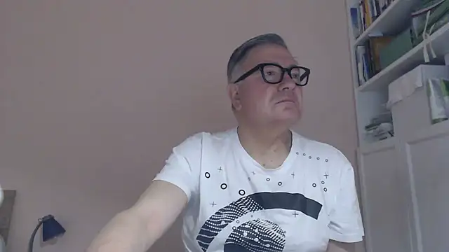 Snapshot of YOU6me chatting on June 17, 2026, 7:19 am YOU6me online show from June 17, 2026, 7:19 am