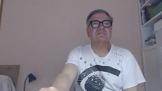 Snapshot of YOU6me chatting on June 18, 2026, 9:36 am YOU6me online show from June 18, 2026, 9:36 am