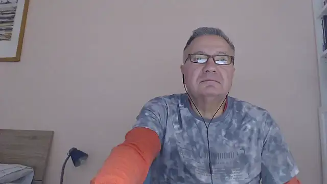 Snapshot of YOU6me chatting on October 16, 2025, 8:00 am YOU6me online show from October 16, 2025, 8:00 am