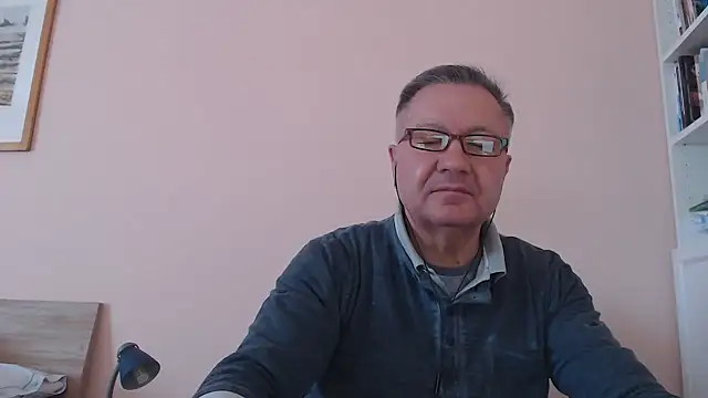 Snapshot of YOU6me chatting on November 5, 2025, 11:24 am YOU6me online show from November 5, 2025, 11:24 am