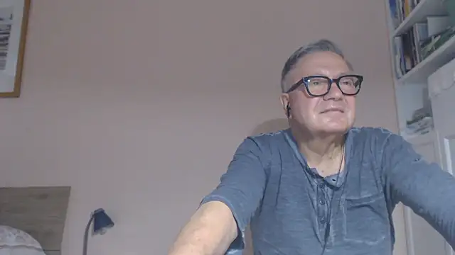 Snapshot of YOU6me chatting on August 3, 2026, 9:04 am YOU6me online show from August 3, 2026, 9:04 am