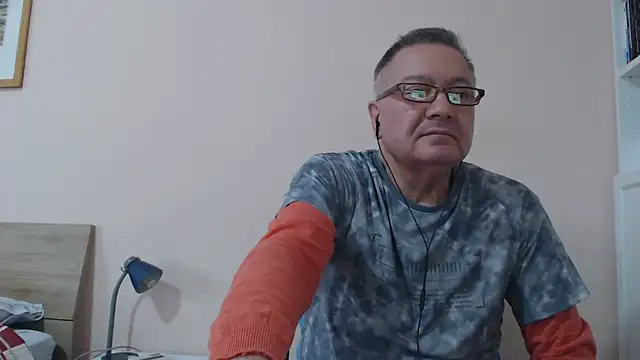 Snapshot of YOU6me chatting on October 17, 2025, 10:39 am YOU6me online show from October 17, 2025, 10:39 am