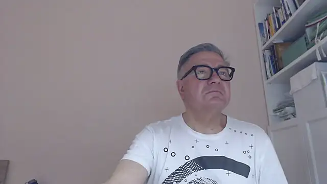 Snapshot of YOU6me chatting on June 18, 2026, 7:29 am YOU6me online show from June 18, 2026, 7:29 am